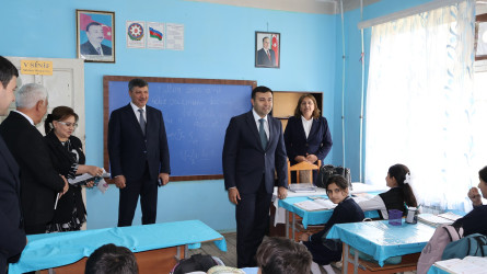 Rayon İcra Hakimiyyətinin başçısı Orxan Mürsəlov Alpout kənd məktəbində müəllim və şagirdlərlə görüşüb