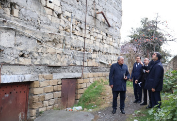 Rayon İcra Hakimiyyətinin başçısı Orxan Mürsəlov M.Hüseynzadə küçəsində kooperativ binalara baxış keçirib.