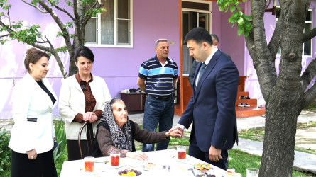 Göyçay Rayon İcra Hakimiyyətinin başçısı Orxan Mürsəlov şəhid Dəyanət Beydullayevin anası Xəzangül Beydullayevanı 75 yaşı tamam olması münasibətilə təbrik edib