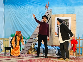 “Sadıq evlənir” adlı teatr tamaşası nümayiş olunub