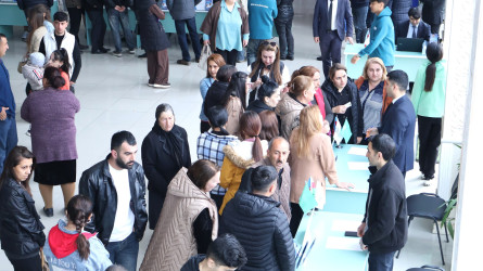 Göyçay Rayon İcra Hakimiyyətinin başçısı Orxan Mürsəlov işsiz və işaxtaran şəxslər üçün keçirilən əmək yarmarkasında iştirak edib