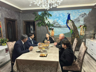 Göyçay Rayon İcra Hakimiyyətinin başçısı Orxan Mürsəlov  Vətən müharibəsi şəhidi polkovnik-leytenant Vidadi Xəlilovun anası Əminə Xəlilovanı doğum günü münasibətilə təbrik edib