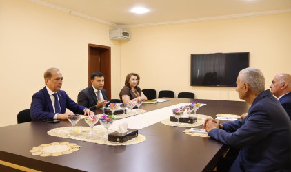 Rayon İcra Hakimiyyətinin başçısı Orxan Mürsəlov və Milli Məclisin deputatı Sabir Hacıyev uzun illər Göyçayda müxtəlif rəhbər vəzifələrdə çalışmış rayon ağsaqqalı Atəş Salahovu 85 illik yubileyi münasibətilə təbrik edib, uzun ömür və cansağlığı arzulayıb