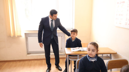 Rayon İcra Hakimiyyətinin başçısı Orxan Mürsəlov Şəkili kənd məktəbində müəllim və şagirdlərlə görüşüb