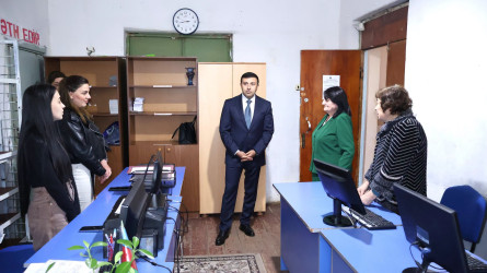 Rayon İcra Hakimiyyətinin başçısı Orxan Mürsəlov Kitabxananın direktoru Nazlı Əhmədovanı çalışmanın yaş həddinə çatması ilə əlaqədar təbrik edib