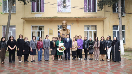 Rayon İcra Hakimiyyətinin başçısı Orxan Mürsəlov Kitabxananın direktoru Nazlı Əhmədovanı çalışmanın yaş həddinə çatması ilə əlaqədar təbrik edib