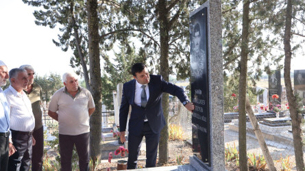 Rayon İcra Hakimiyyətinin başçısı Orxan Mürsəlov Birinci Qarabağ müharibəsi şəhidi Teyyub Abdullayevin qəbirüstü abidəsində aparılmış təmir-bərpa işlərinə baxış keçirib