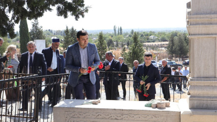 Göyçay Rayon İcra Hakimiyyətinin başçısı şəhid məzarlarını ziyarət edib