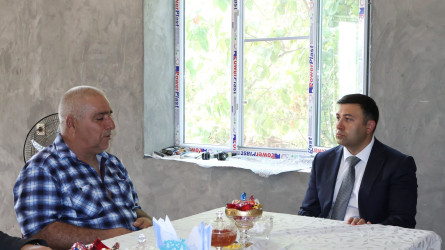 Rayon İcra Hakimiyyətinin başçısı Orxan Mürsəlov Qaraman kəndində şəhid Xəyal Həsənovun ailəsini ziyarət edib.