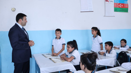 Rayon İcra Hakimiyyətinin başçısı Orxan Mürsəlov Şəkər kənd məktəbində müəllim və şagirdlərlə görüşüb