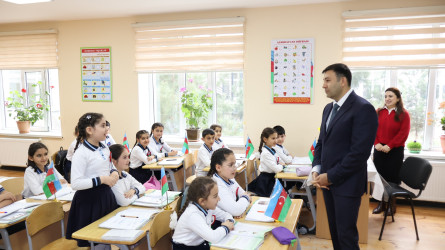 Rayon İcra Hakimiyyətinin başçısı Orxan Mürsəlov Ləkçılpaq kənd məktəbində müəllim və şagirdlərlə görüşüb