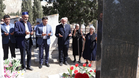 Rayon İcra Hakimiyyətinin başçısı Orxan Mürsəlov əsaslı təmirdən sonra şəhid məzarlarına baxış keçirib