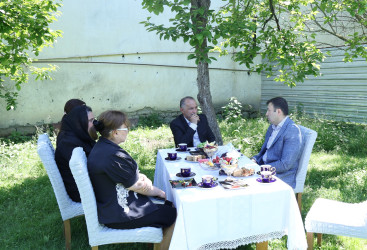 Göyçay Rayon İcra Hakimiyyətinin başçısı Orxan Mürsəlov şəhid anası Balaxanım Hüseynovanı 50 illik yubileyi münasibətilə təbrik edib