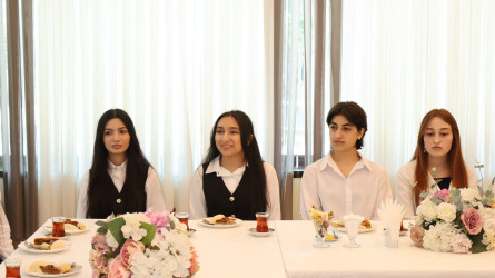 Göyçay Rayon İcra Hakimiyyətinin başçısı Orxan Mürsəlov və Milli Məclisin deputatı Sabir Hacıyev 600 və daha yuxarı bal toplayaraq ali məktəblərə qəbul olmuş məzunlarla görüşüb