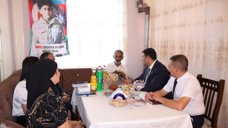 Rayon İcra Hakimiyyətinin başçısı Orxan Mürsəlov şəhid İntizam Qaçayevin valideynlərini ziyarət edib