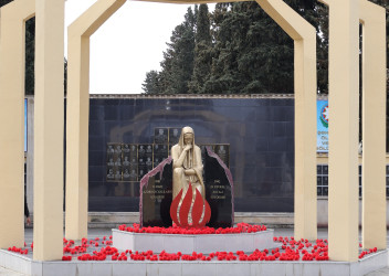 31 Mart – Azərbaycanlıların Soyqırımı Gününün 108-ci ildönümü ilə bağlı Göyçay Rayon İcra Hakimiyyətinin başçısı, YAP rayon təşkilatının sədri və hüquq mühafizə orqanlarının rəhbərləri soyqırım qurbanlarının xatirəsinə ucaldılmış abidə kompleksini ziyarət ediblər