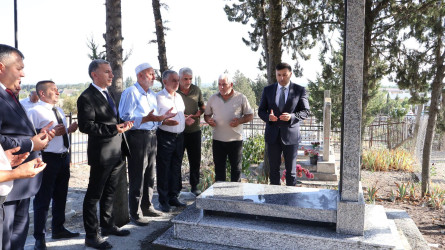 Rayon İcra Hakimiyyətinin başçısı Orxan Mürsəlov Birinci Qarabağ müharibəsi şəhidi Teyyub Abdullayevin qəbirüstü abidəsində aparılmış təmir-bərpa işlərinə baxış keçirib
