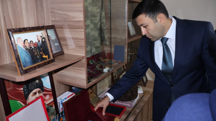 Göyçay Rayon İcra Hakimiyyətinin başçısı Orxan Mürsəlov rayon Polis Şöbəsinin rəisi Müqalib Abdıyev ilə birlikdə Vətən müharibəsi şəhidi polkovnik Babək Səmidlinin atası Mətləb Səmidlini ziyarət edib