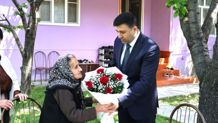 Göyçay Rayon İcra Hakimiyyətinin başçısı Orxan Mürsəlov şəhid Dəyanət Beydullayevin anası Xəzangül Beydullayevanı 75 yaşı tamam olması münasibətilə təbrik edib
