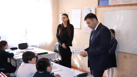 Rayon İcra Hakimiyyətinin başçısı Orxan Mürsəlov Mallı Şıxlı kənd məktəbində müəllim və şagirdlərlə görüşüb