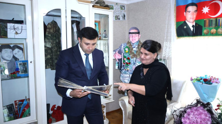 Göyçay Rayon İcra Hakimiyyətinin başçısı Orxan Mürsəlov Vətən müharibəsinin şəhidi İntiqam Şirəliyevin anası Almas Şirəliyevanı ziyarət edib
