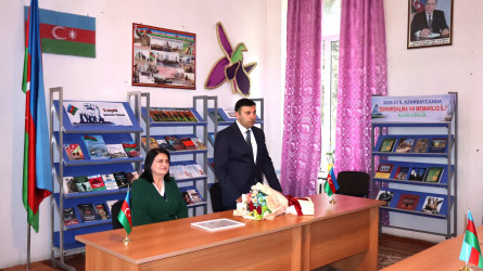 Rayon İcra Hakimiyyətinin başçısı Orxan Mürsəlov Kitabxananın direktoru Nazlı Əhmədovanı çalışmanın yaş həddinə çatması ilə əlaqədar təbrik edib