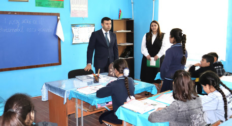 Rayon İcra Hakimiyyətinin başçısı Orxan Mürsəlov Alpout kənd məktəbində müəllim və şagirdlərlə görüşüb
